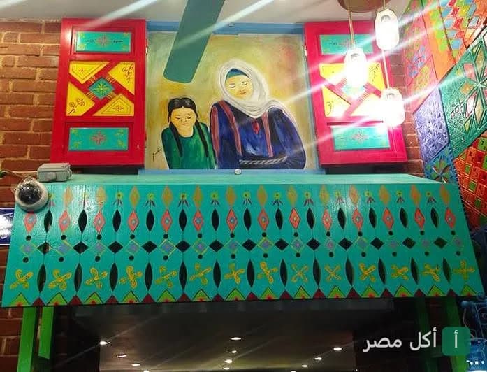 ديكور حوائط ملون برسومات شعبية في مطعم فلفلة إكسبريس بباب اللوق