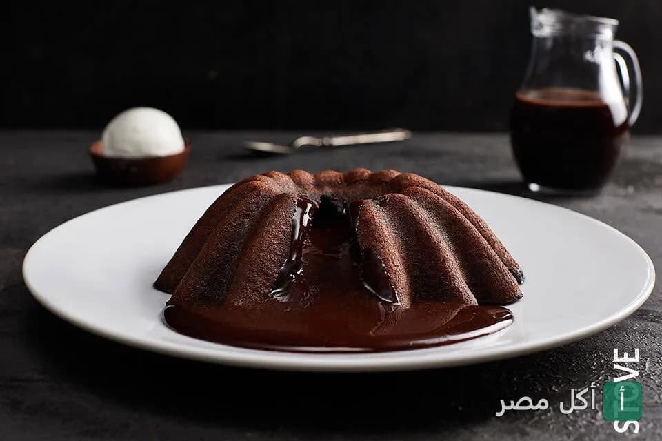 كيكة الشوكولاتة الساخنة (مولتن كيك) مع آيس كريم في مطعم ستوف بالقاهرة.