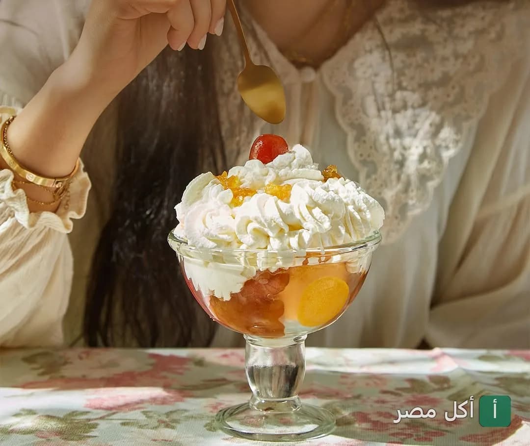 كأس حلوى بالكريمة المخفوقة والكرز في آلاميريكين كوفى شوب بطلعت حرب