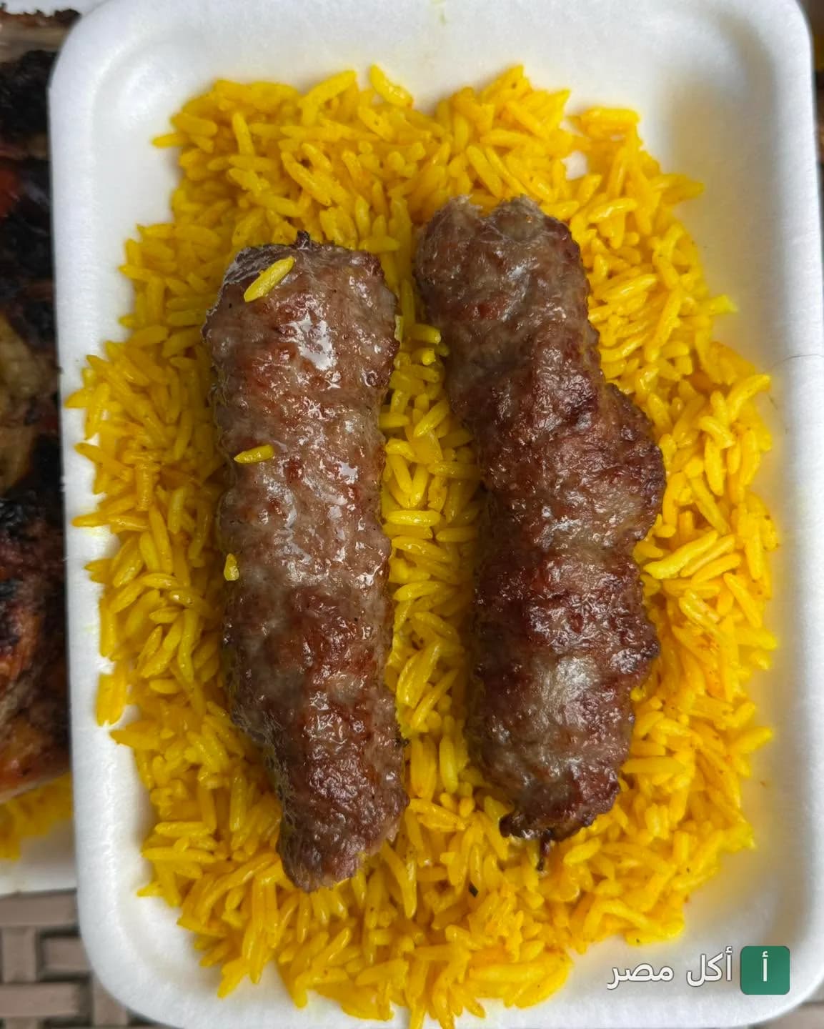 سيخين كباب مشوي على أرز أصفر في كبابجي أبو حمادة ببولاق الدكرور.