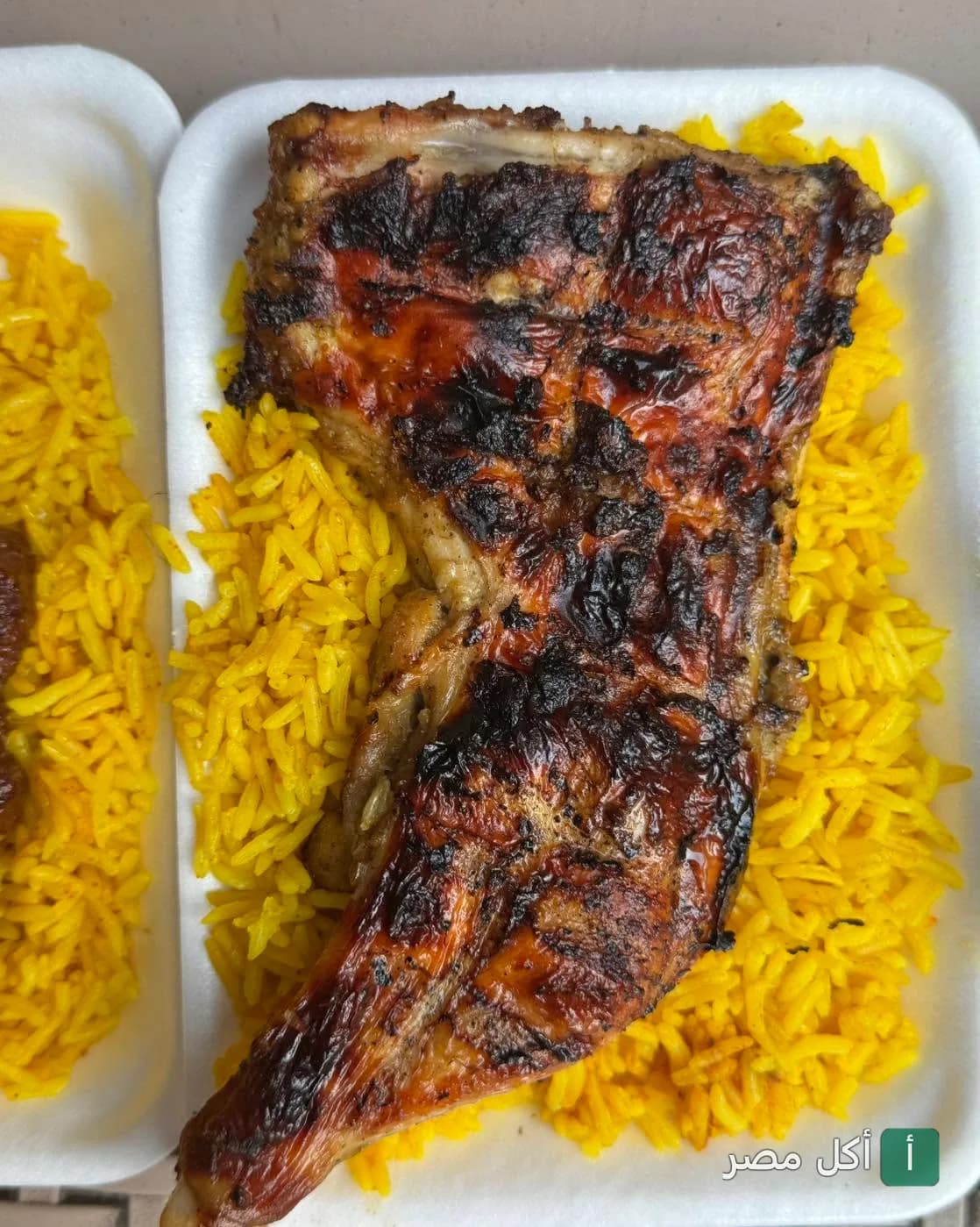 وجبة دجاج مشوي على الفحم مع أرز أصفر في كبابجي أبو حمادة ببولاق الدكرور.