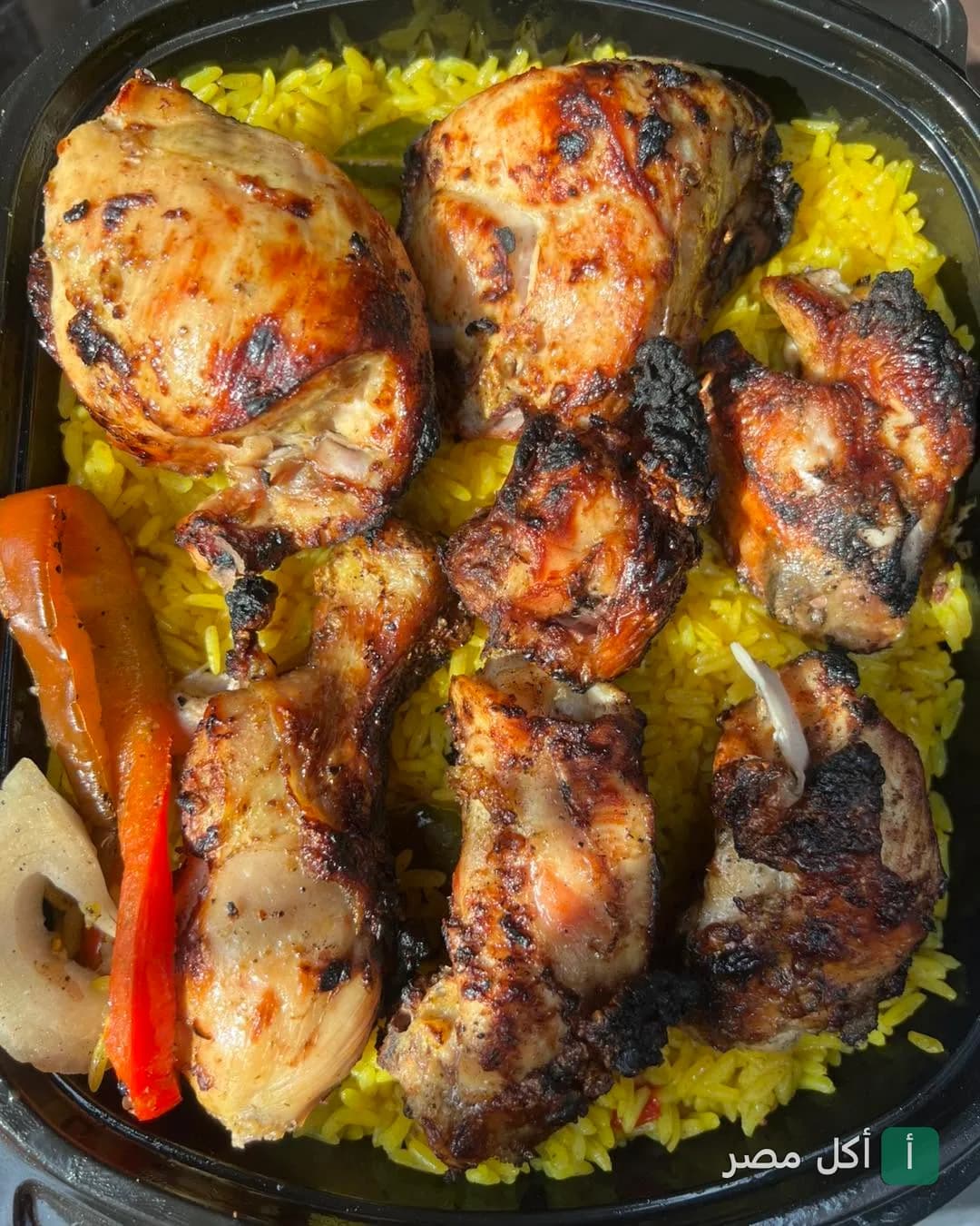 وجبة دجاج مشوي على الفحم مع أرز أصفر في كبابجي أبو حمادة ببولاق الدكرور