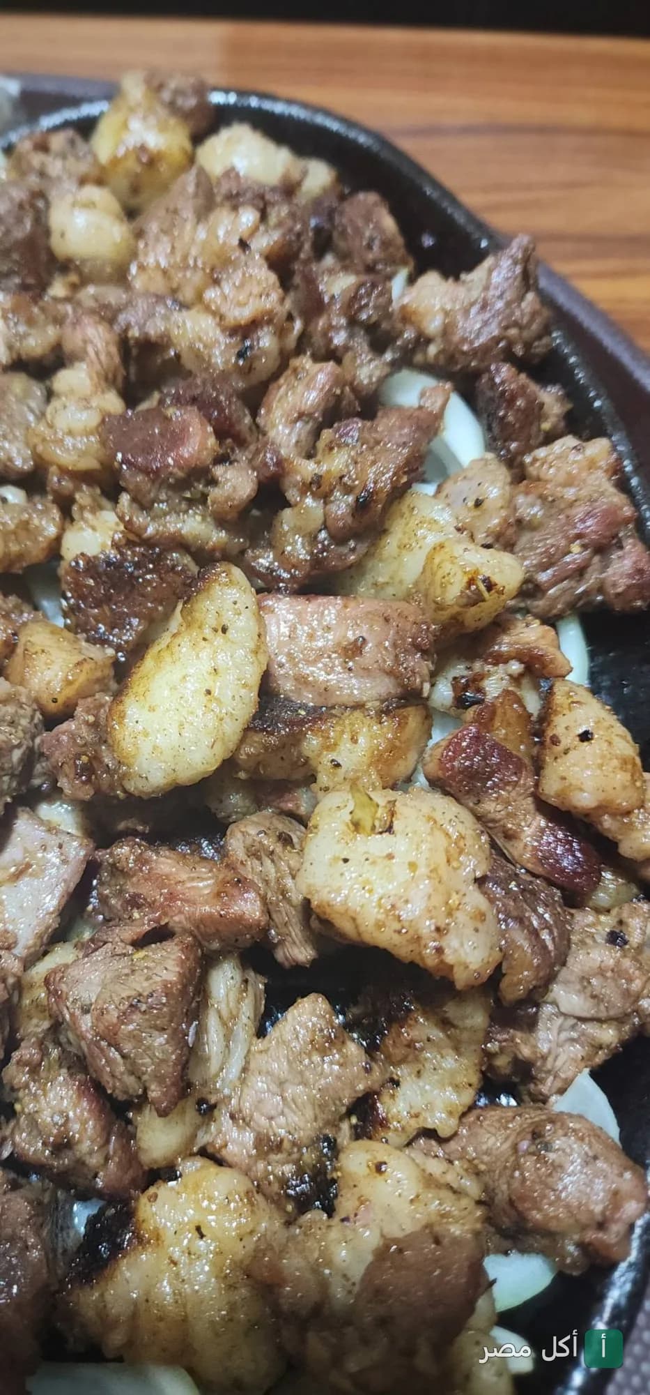 طبق قطع لحم مشوية على الصاج في مطعم صاج السمك بالدقي