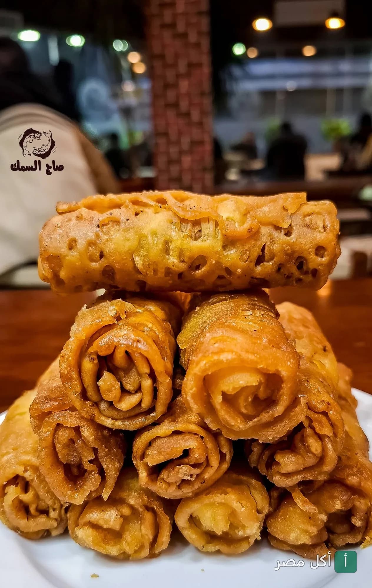 مجموعة من أصابع السمك المقلية المقرمشة في مطعم صاج السمك بالدقي.