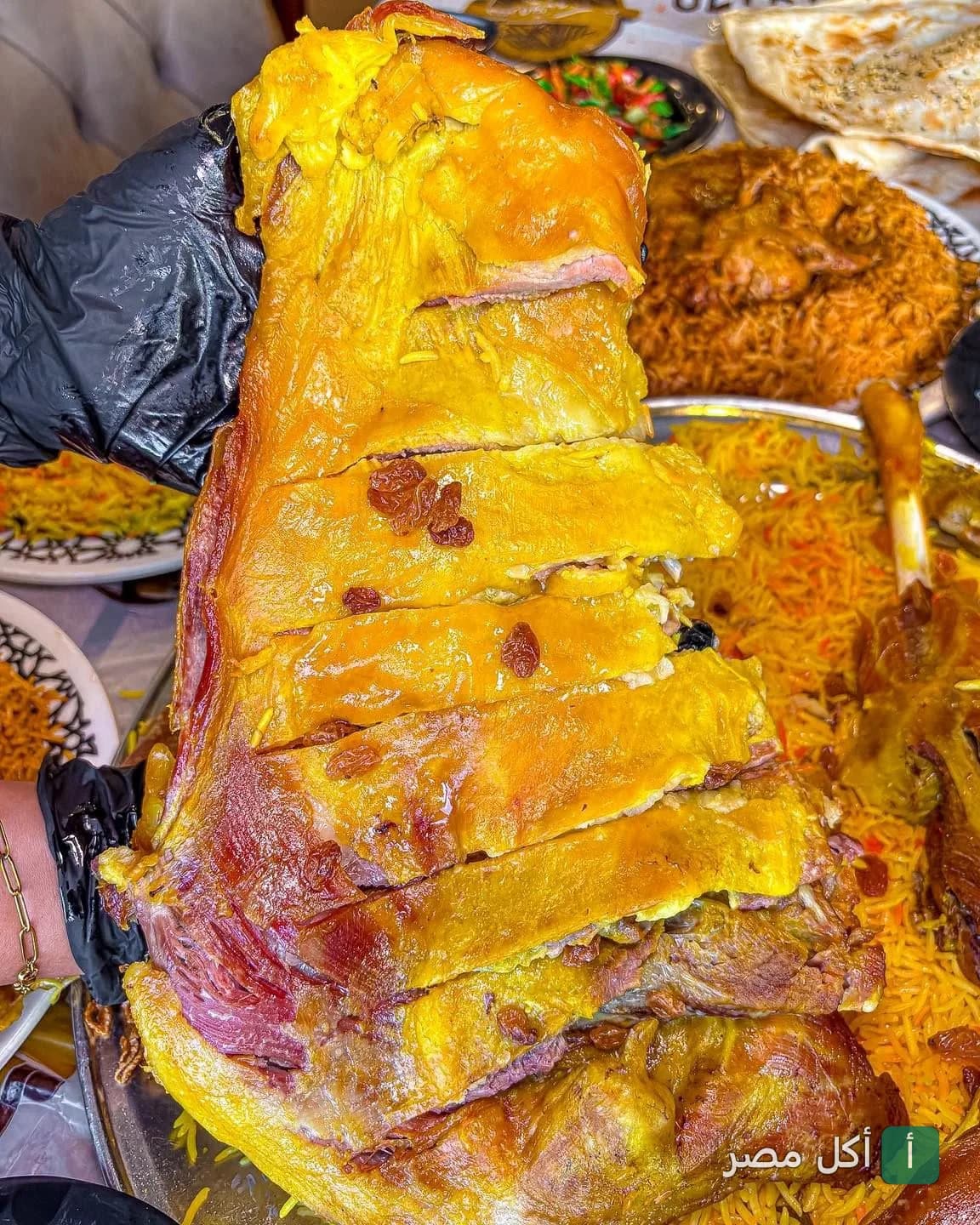 قطعة لحم ضاني مشوية ومقطعة فوق أرز بسمتي في مطعم حضر موت والسمار بالدقي.