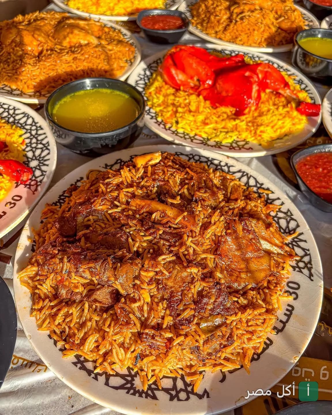 أطباق أرز حضرموت باللحم والدجاج المشوي مع الشوربة والصوص في مطعم حضر موت والسمار بالدقي.