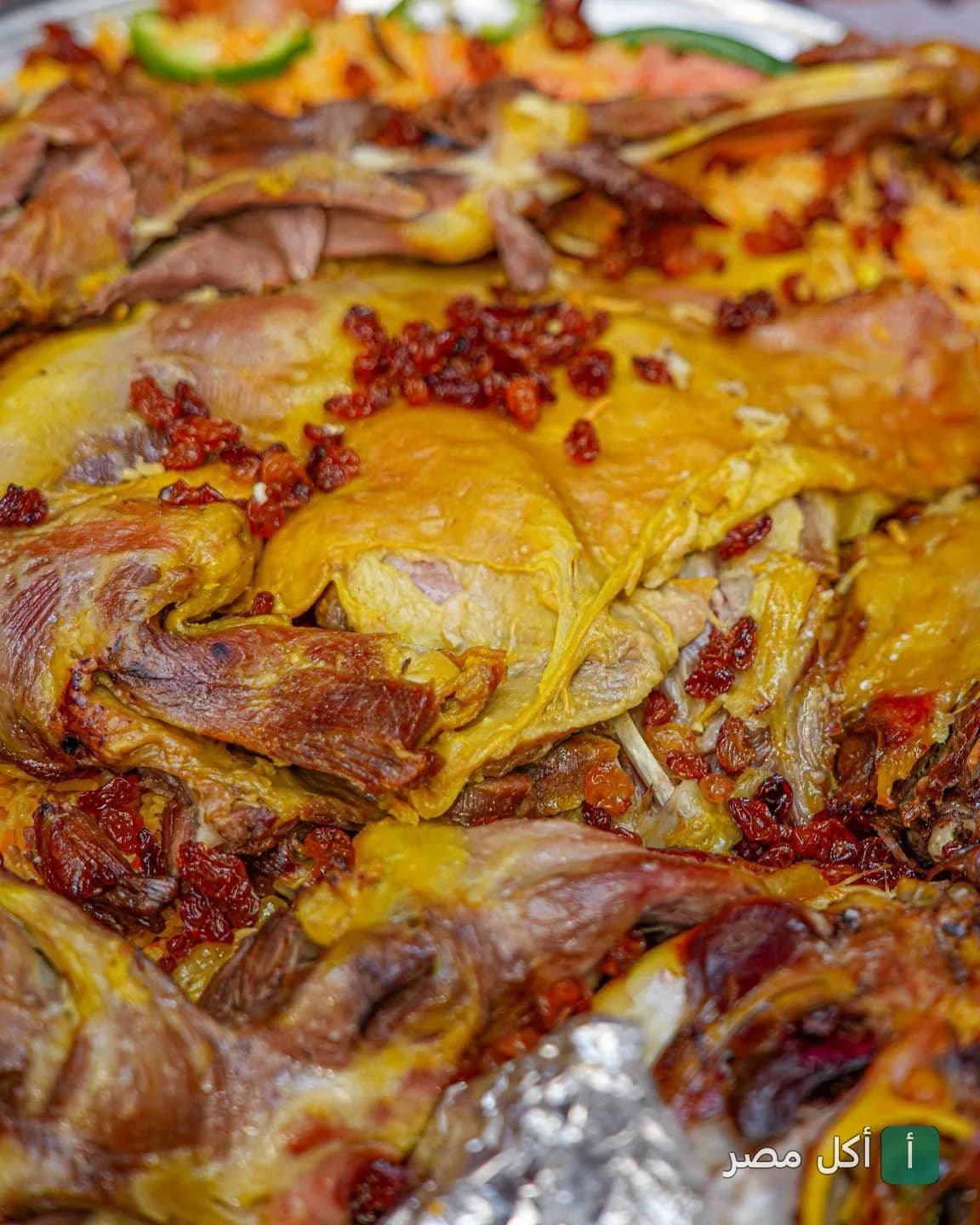 طبق لحم ضاني مطهو على الطريقة الحضرمية مع الأرز في مطعم حضر موت والسمار بالدقي