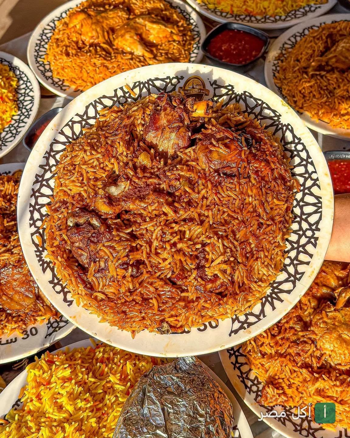 طبق أرز بسمتي باللحم من مطعم حضر موت والسمار في الدقي.