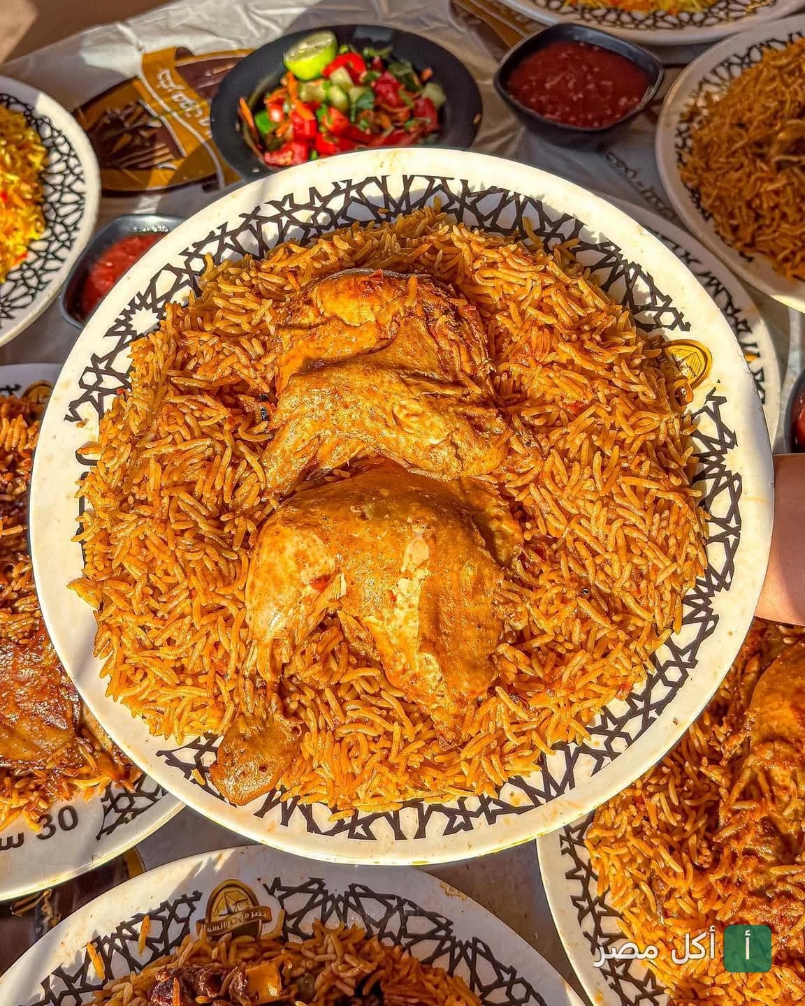 طبق أرز بسمتي مع دجاج مشوي من مطعم حضر موت والسمار في الدقي.