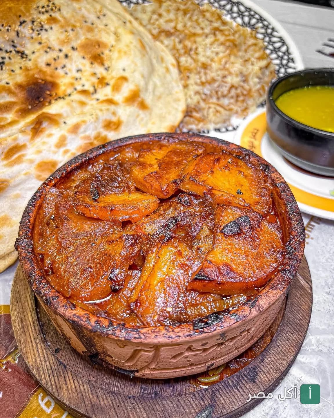 طاجن بطاطس بالفرن مع خبز وأرز في مطعم حضر موت والسمار بالدقي.