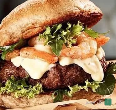 ساندوتش برجر بالجمبري مع الصوص والخس في مطعم ومقهى سيف هاوس بالدقي