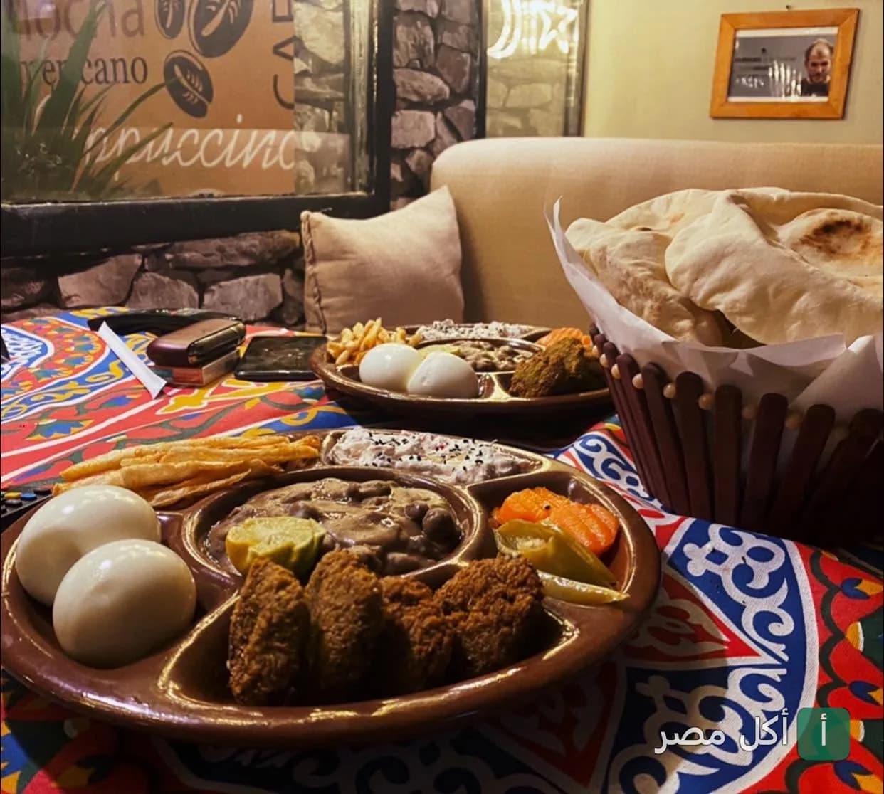فطار مصري تقليدي يتكون من فول وطعمية وبيض مسلوق في مطعم سيف هاوس بالدقي.