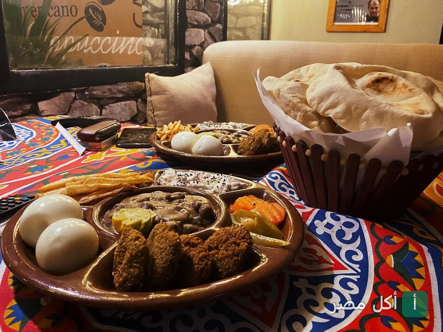 فطار مصري شعبي يضم فول وطعمية وبيض مسلوق في مطعم ومقهى سيف هاوس بالدقي.