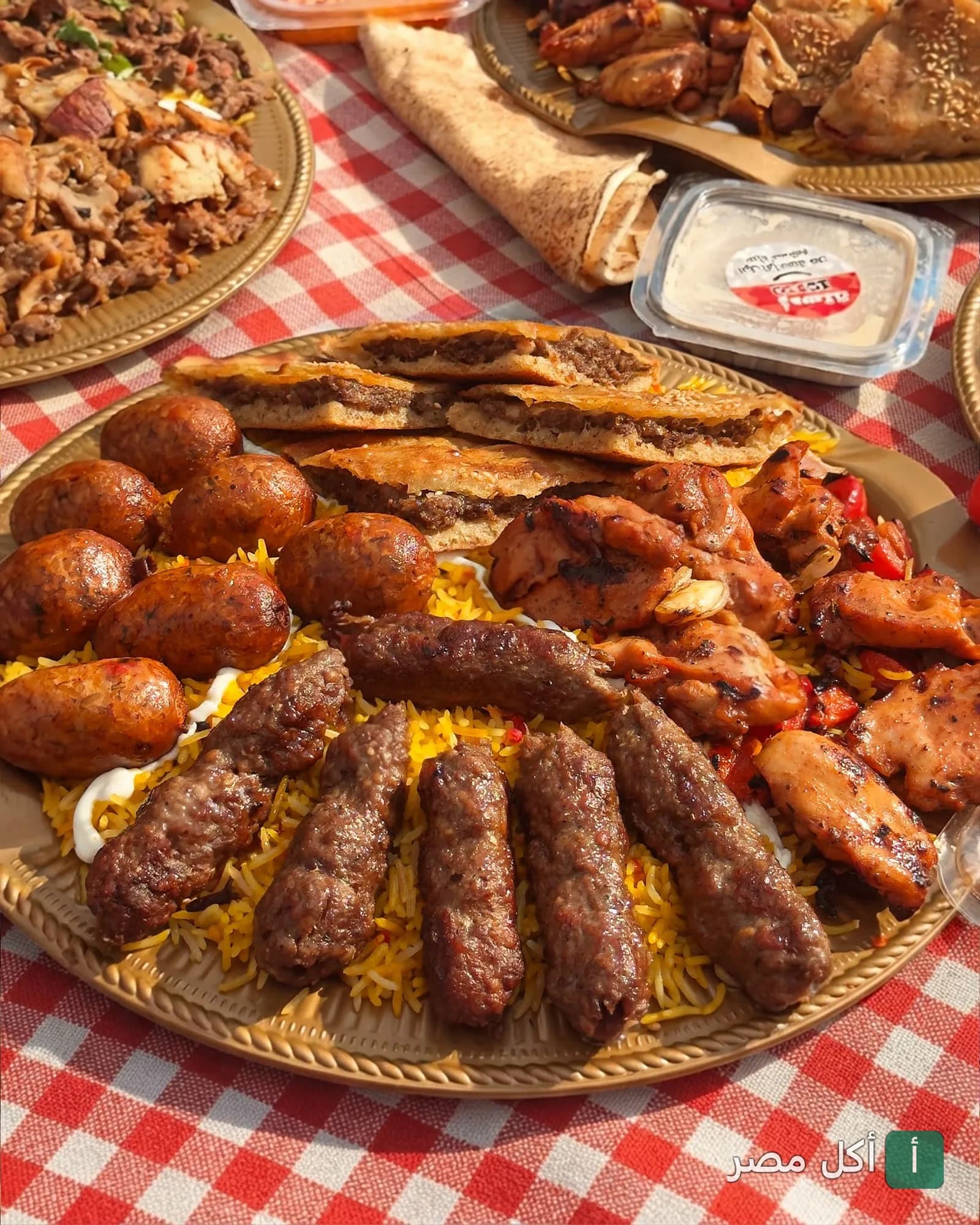 طبق مشويات مصري متنوع يضم كفتة، سجق، وشيش طاووق مع أرز أصفر وحواوشي من مطعم نص دستة بالدقي.
