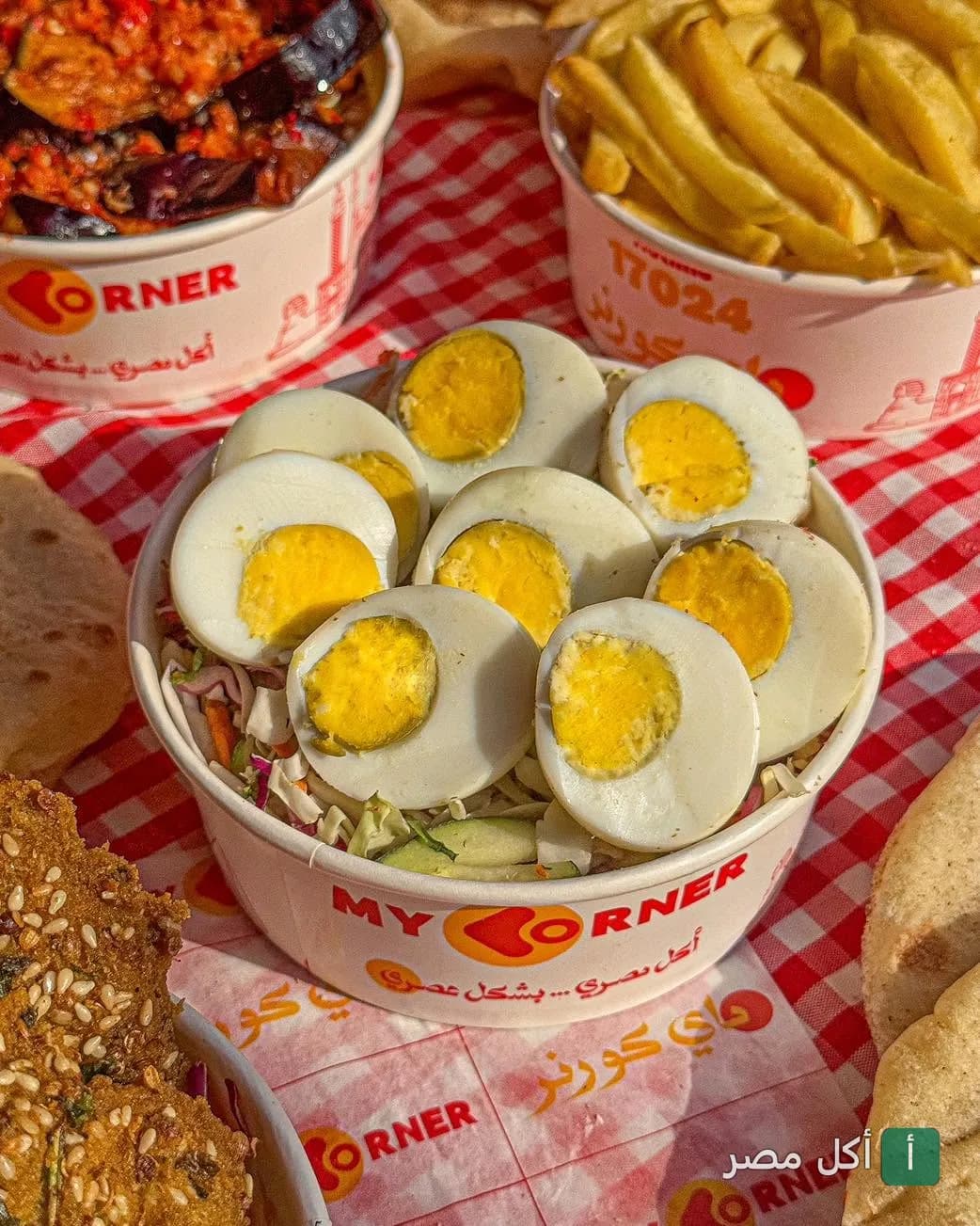 طبق سلطة بالبيض المسلوق من مطعم ماي كورنر في الدقي مع أطباق جانبية من البطاطس المقلية والمسقعة.