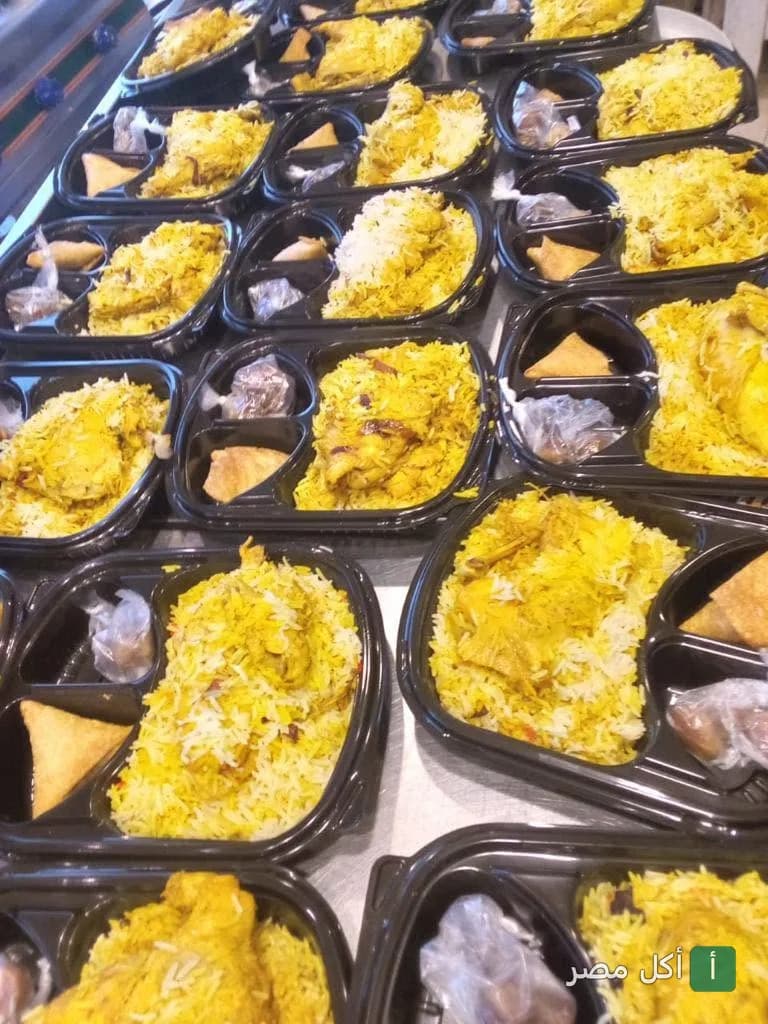 وجبات أرز بالدجاج وسمبوسك جاهزة للتوصيل من مطعم دوزن زون في الحي المتميز بـ 6 أكتوبر.