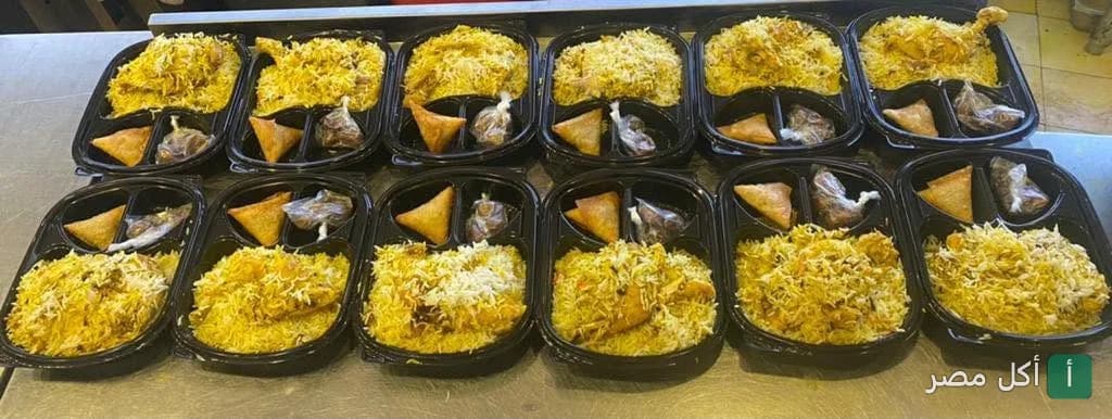 وجبات أرز بالدجاج وسمبوسة في أطباق جاهزة من مطعم دوزن زون بالحي المتميز في 6 أكتوبر.