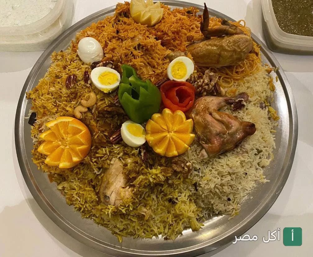 صينية أرز شرقي مع دجاج وبيض مسلوق ومزينة بالخضروات في مطعم دوزن زون بـ 6 أكتوبر.