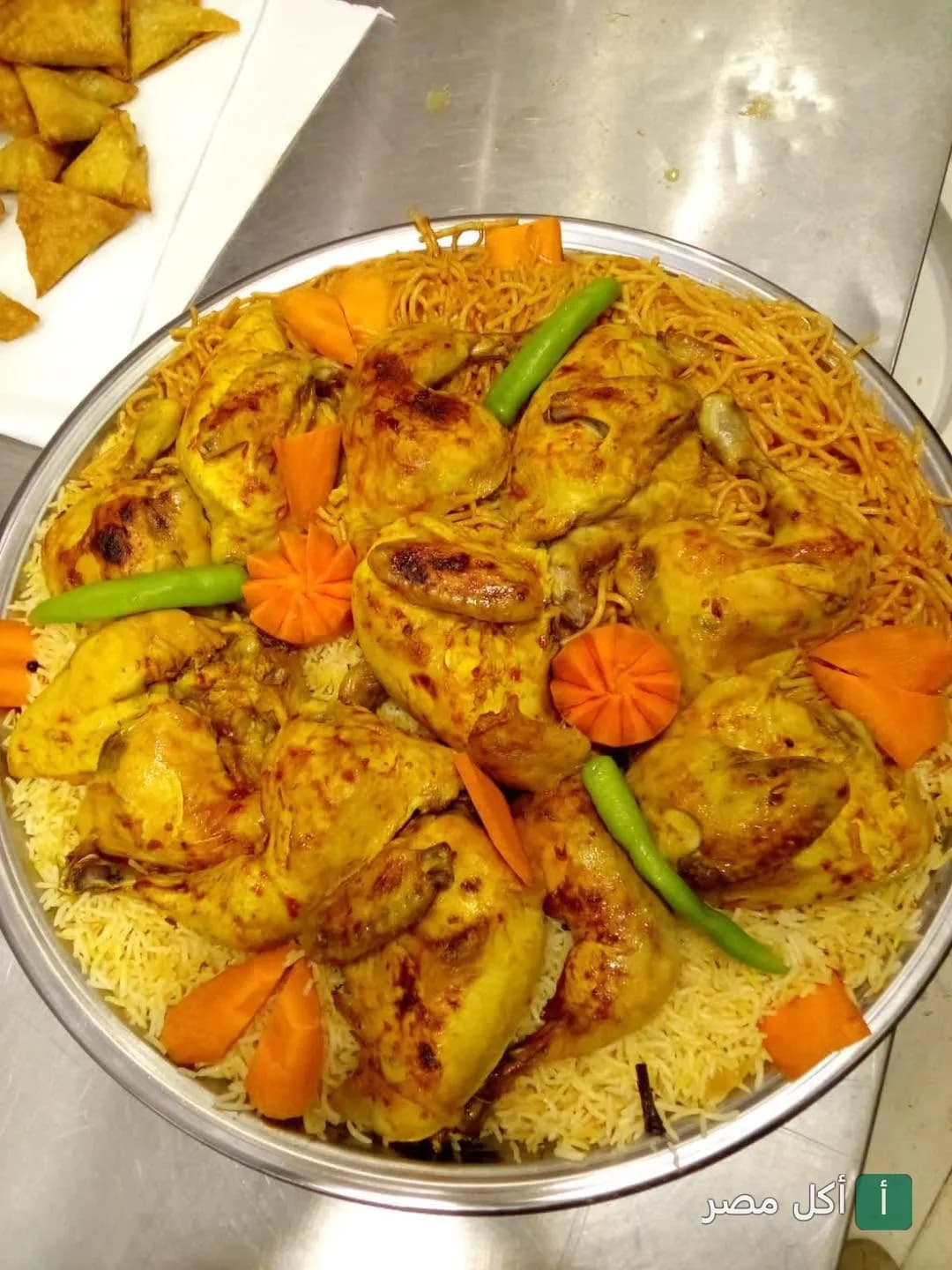 طبق أرز شرقي مع دجاج مشوي ومزين بالجزر والفلفل في مطعم دوزن زون بـ 6 أكتوبر.