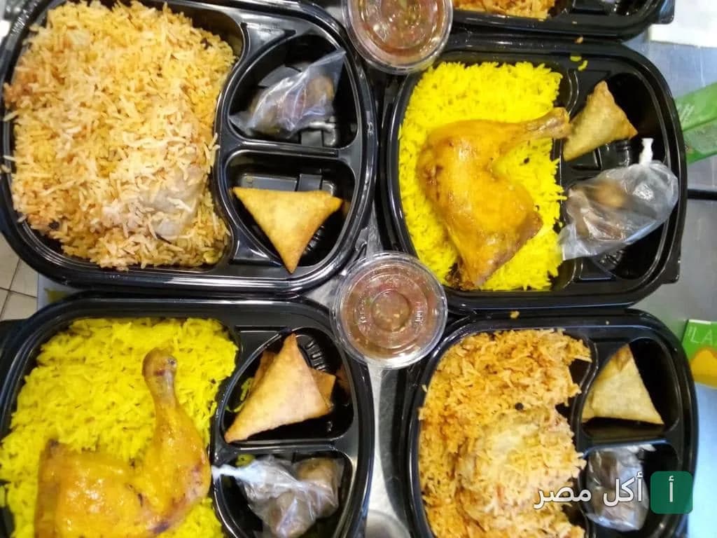 وجبات جاهزة في علب مقسمة تحتوي على أرز، دجاج مشوي، وسمبوسة من مطعم دوزن زون في 6 أكتوبر.