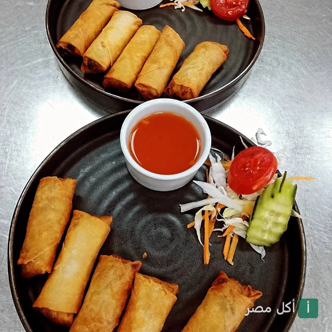 طبق سبرينج رولز مقرمش مع صوص التغميس في مطعم دريم بانكوك كيتشن بمدينة 6 أكتوبر.