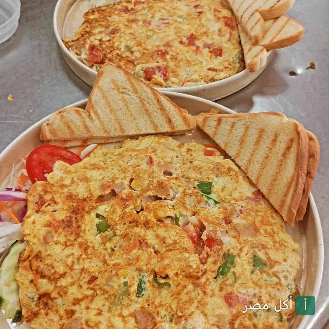 طبق أومليت بالخضروات مع توست محمص في مطعم دريم بانكوك كيتشن بمدينة 6 أكتوبر.