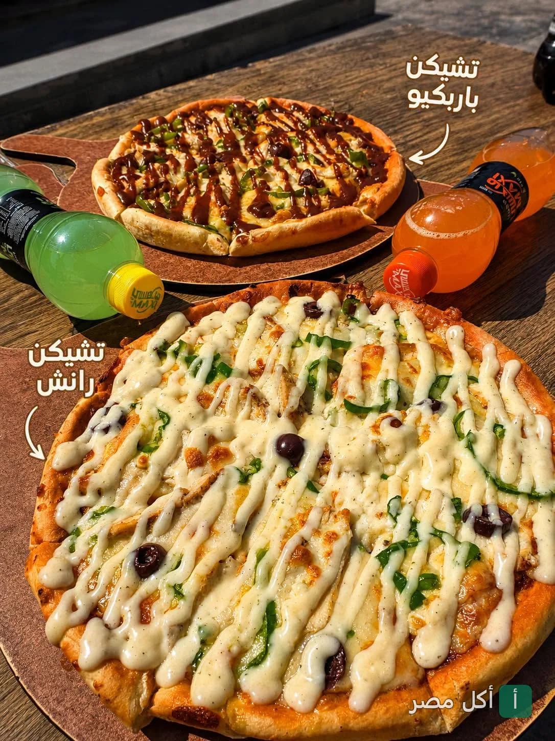 بيتزا تشيكن رانش وبيتزا تشيكن باربيكيو مع مشروبات غازية من مطعم حمزة في 6 أكتوبر