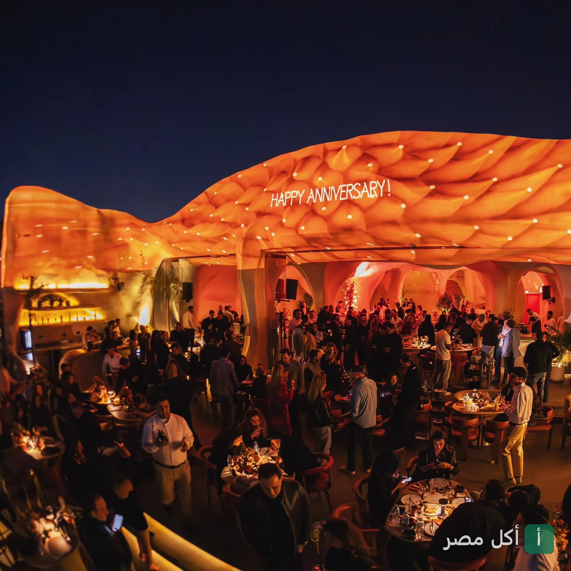 أجواء احتفالية في مطعم اسكا كويفا بمدينة 6 أكتوبر مع إضاءة دافئة وتصميم معماري مميز.
