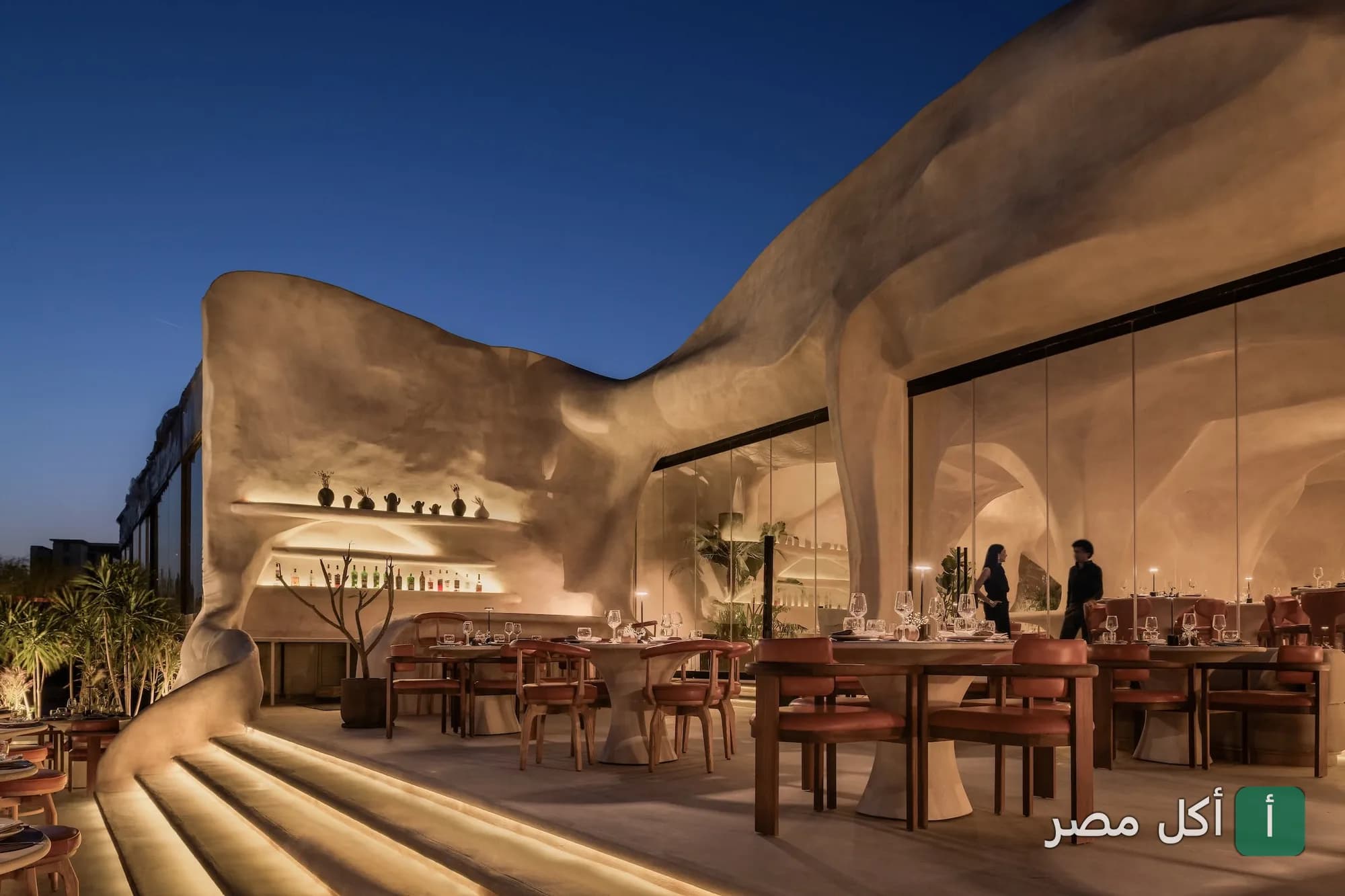 جلسات خارجية بتصميم كهفي عصري وإضاءة دافئة في مطعم اسكا كويفا بمدينة 6 أكتوبر.
