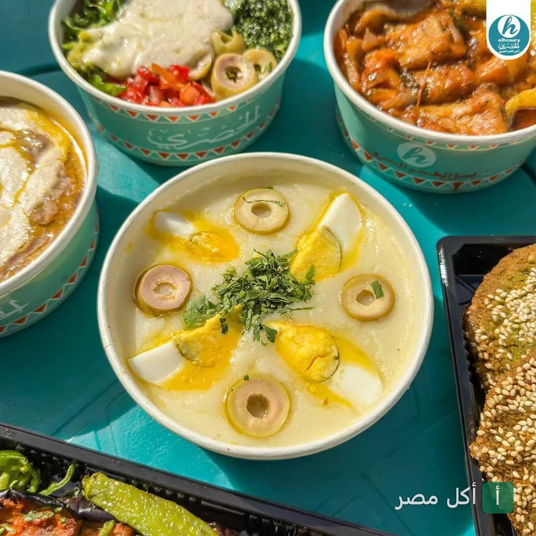 تشكيلة أطباق فول وبيض مسلوق وطعمية في علب تقديم من مطعم ميدان الحصري بمدينة 6 أكتوبر