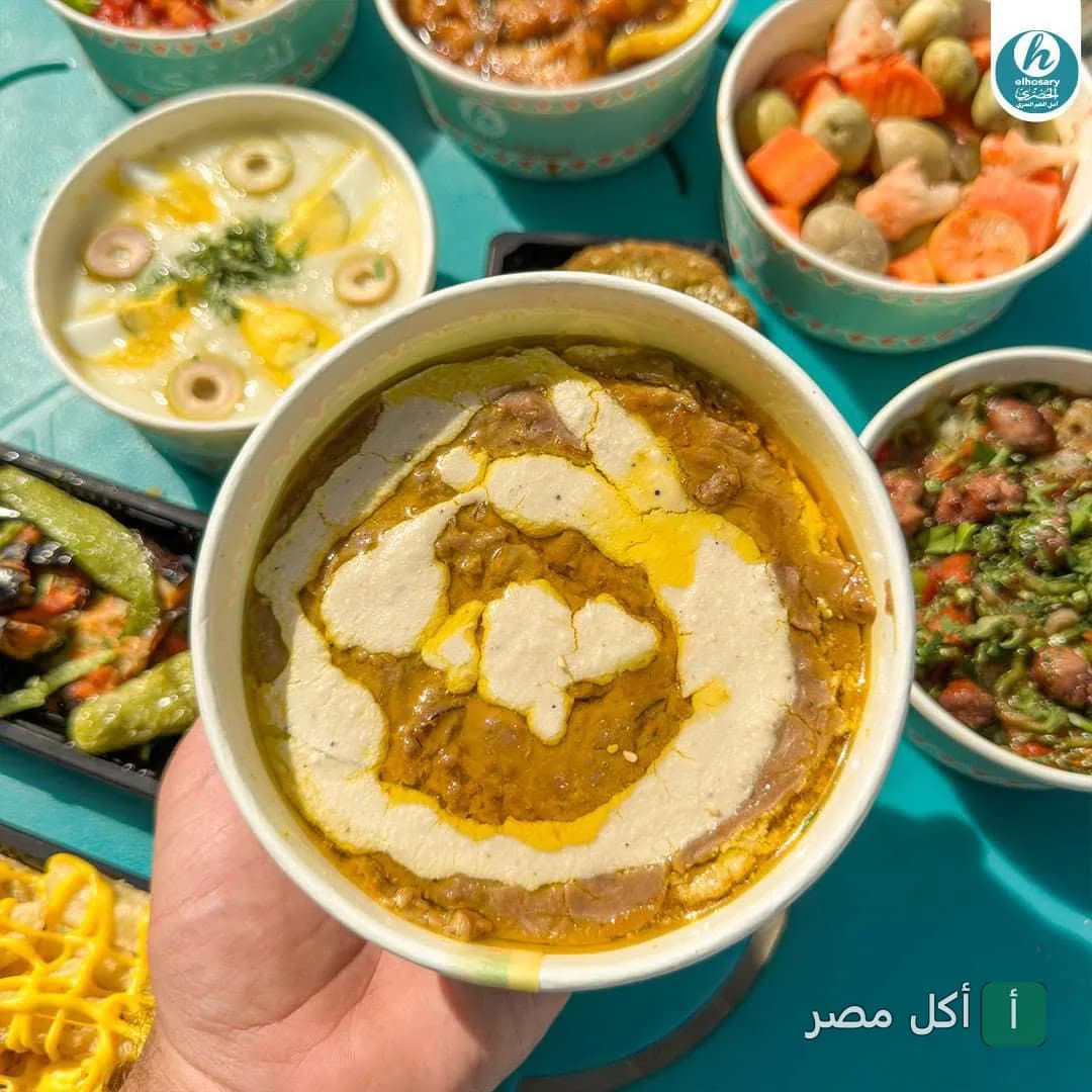 طبق فول بالطحينة والزيت في مطعم ميدان الحصري بمدينة 6 أكتوبر