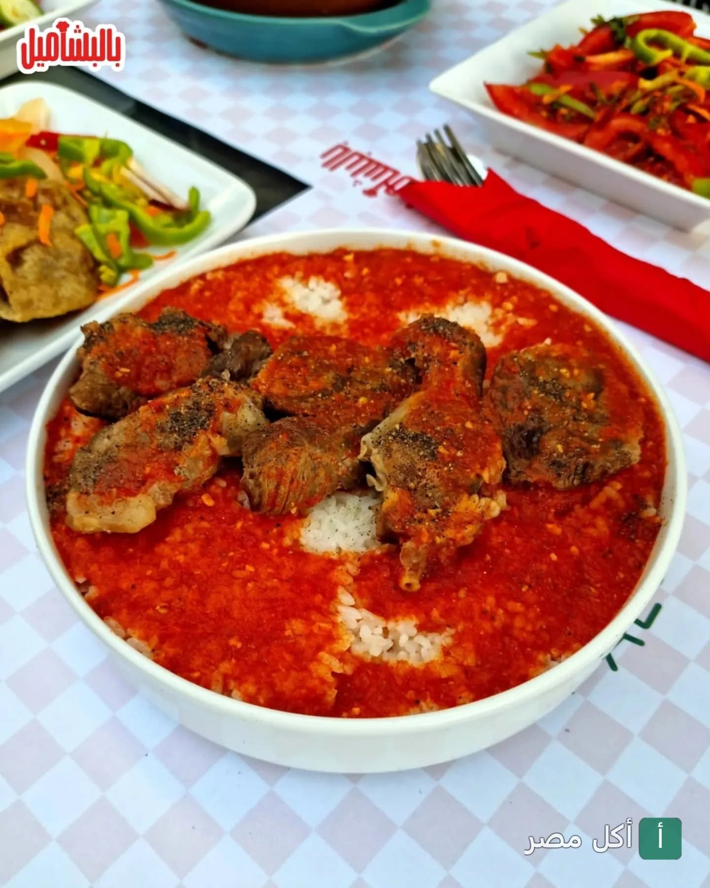 طبق أرز بصلصة الطماطم وقطع اللحم في مطعم بالبشاميل بمدينة 6 أكتوبر