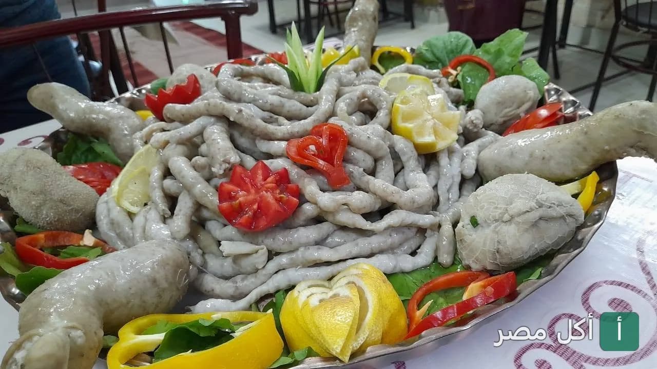 طبق ممبار وممبار بوبس مزين بالخضروات والليمون في مطعم ومسمط الخال بـ 6 أكتوبر
