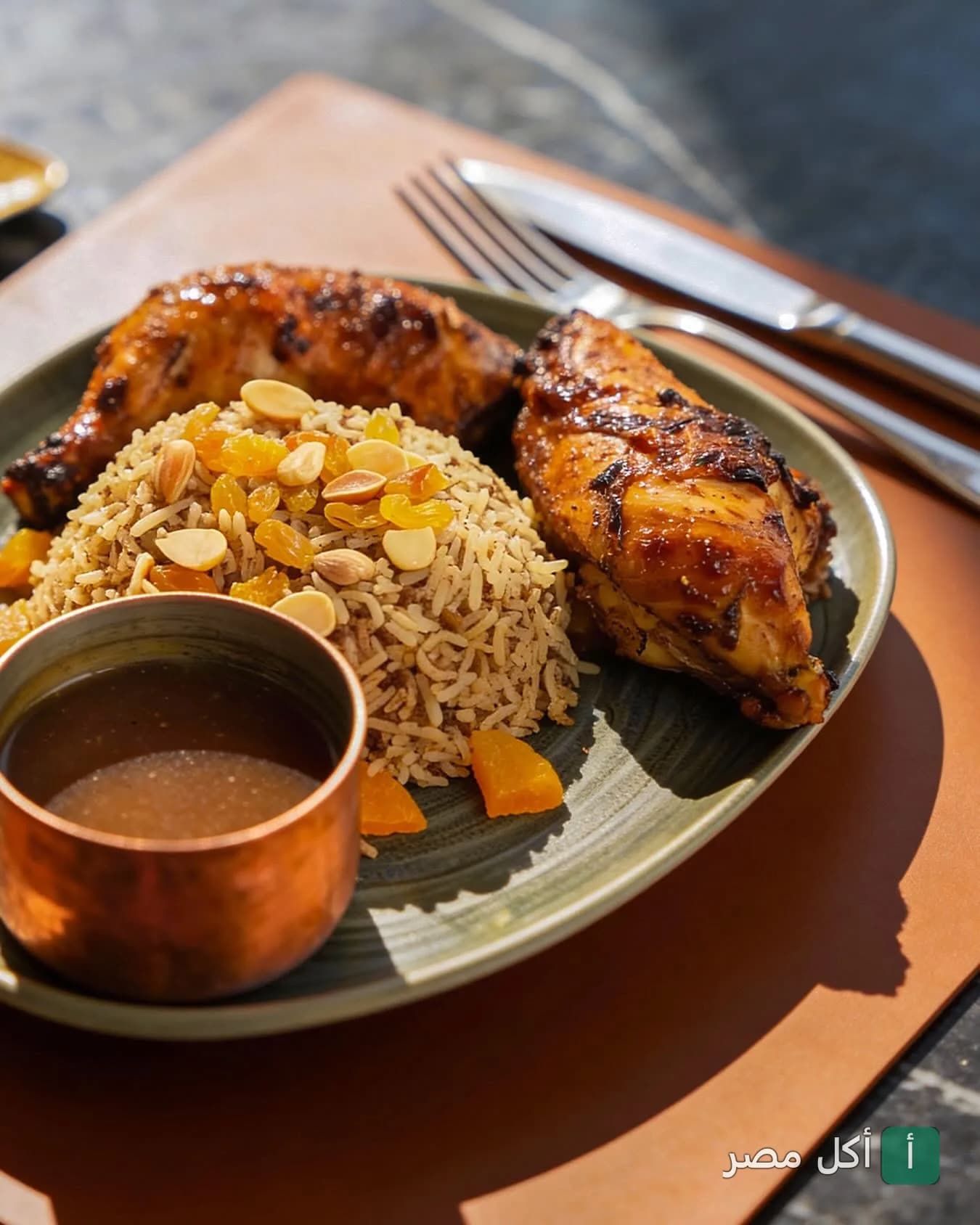 طبق دجاج مشوي مع أرز بالمكسرات والزبيب في مطعم مايريك بمدينة 6 أكتوبر.