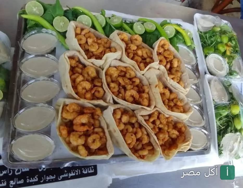 صينية ساندوتشات جمبري مقلي في خبز بلدي مع طحينة وليمون في مطعم شريمبي بمدينة 6 أكتوبر