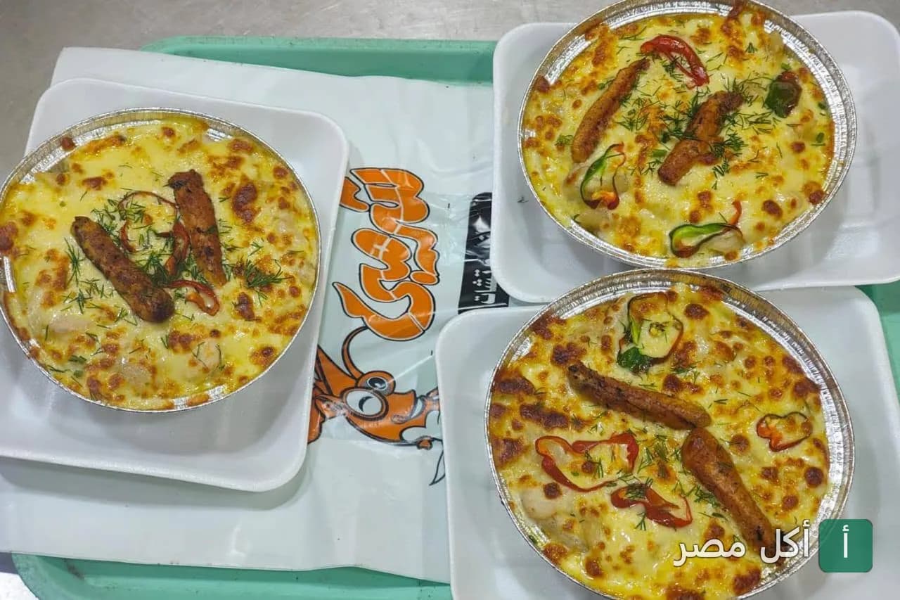 ثلاثة أطباق من طواجن المأكولات البحرية المغطاة بالجبن الذائب من مطعم شريمبي في 6 أكتوبر.