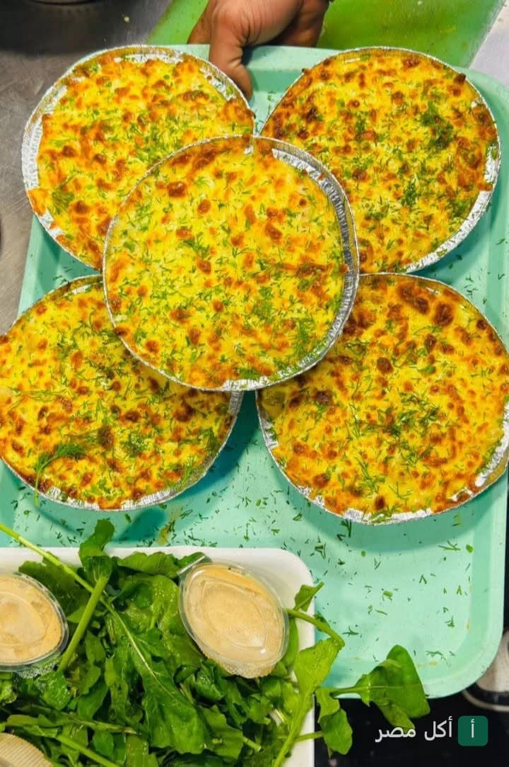 أطباق طواجن مأكولات بحرية مغطاة بالجبن في مطعم شريمبي بمدينة 6 أكتوبر.