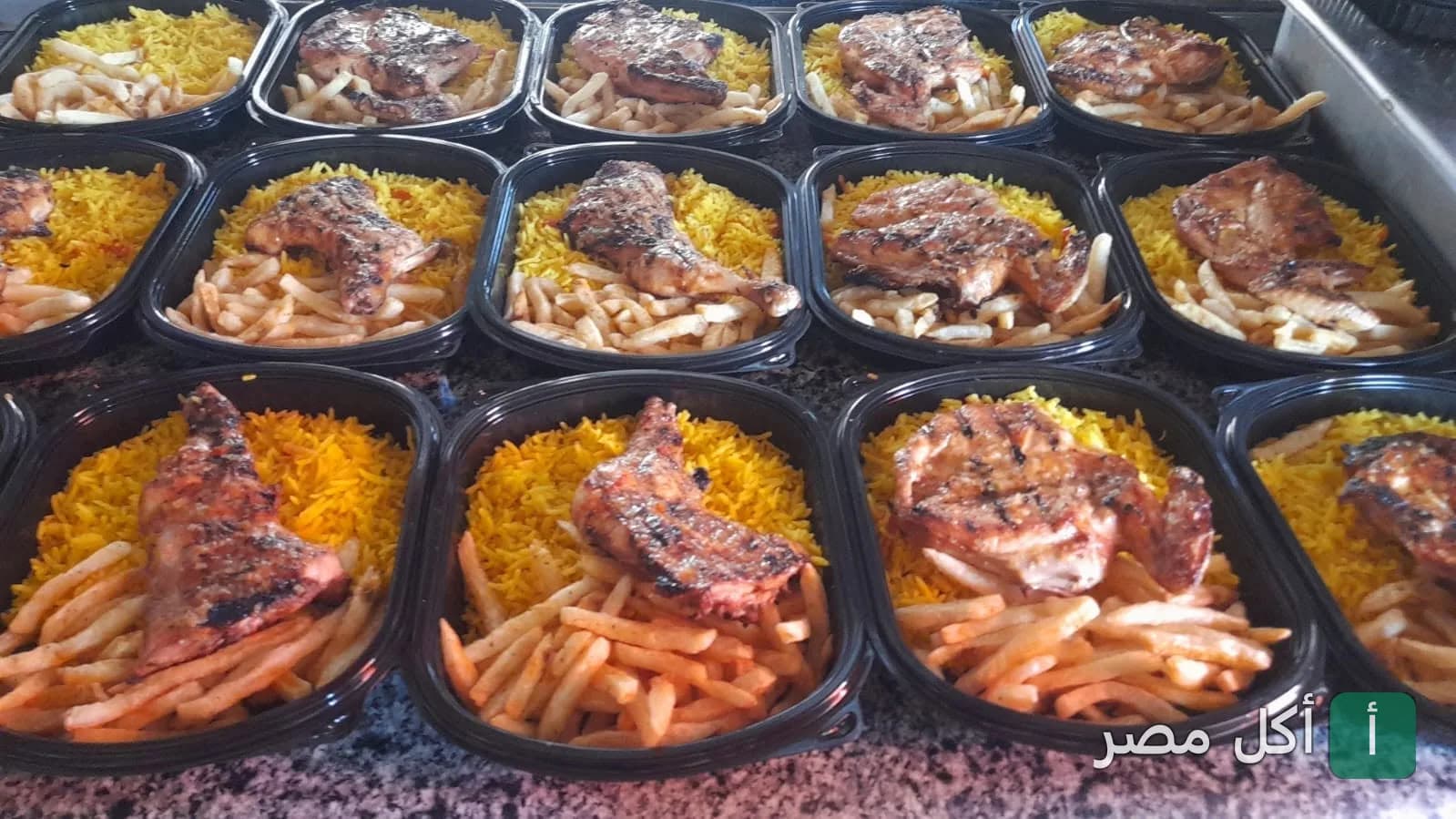 وجبات دجاج مشوي مع أرز أصفر وبطاطس مقلية في مطعم فالح أبو العنبه بمدينة 6 أكتوبر.