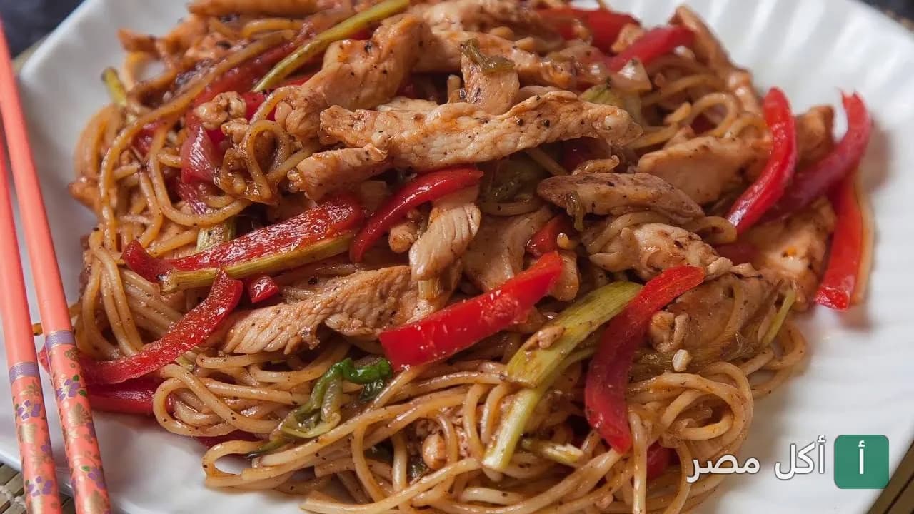 طبق نودلز بالدجاج والفلفل الألوان في مطعم فالح أبو العنبه بمدينة 6 أكتوبر.