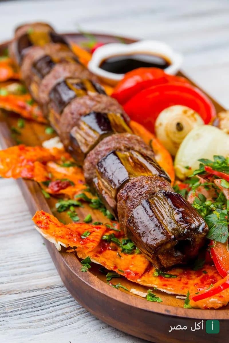طبق كباب بالباذنجان المشوي مع الخضروات في مطعم سيريانا بمدينة 6 أكتوبر.
