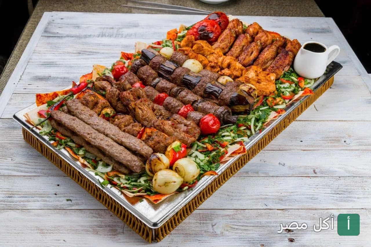 صينية مشويات مشكلة تضم كباب وكفتة وشيش طاووق مع خضار مشوي في مطعم سيريانا بمدينة 6 أكتوبر.