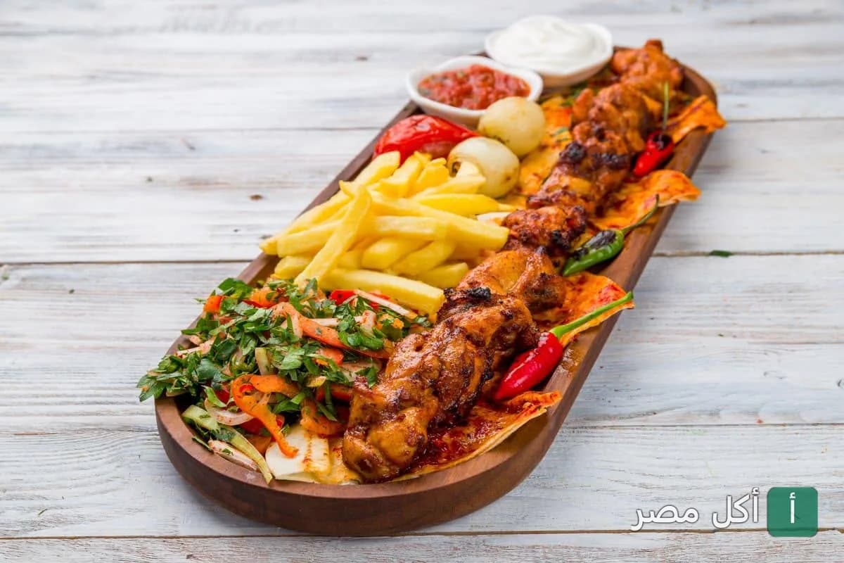 طبق مشاوي مشكل مع بطاطس مقلية وسلطة في مطعم سيريانا بـ 6 أكتوبر