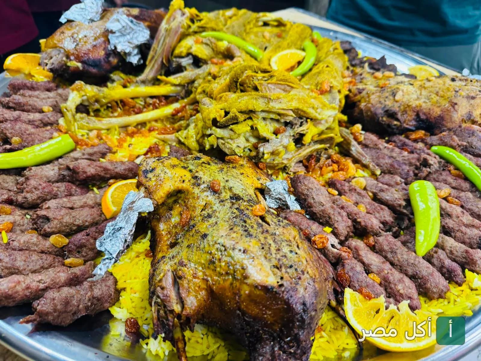 صينية عزومة كبيرة من مطعم حضرموت أطفيح تحتوي على أرز مبهر مع لحم ودجاج مشوي وكفتة