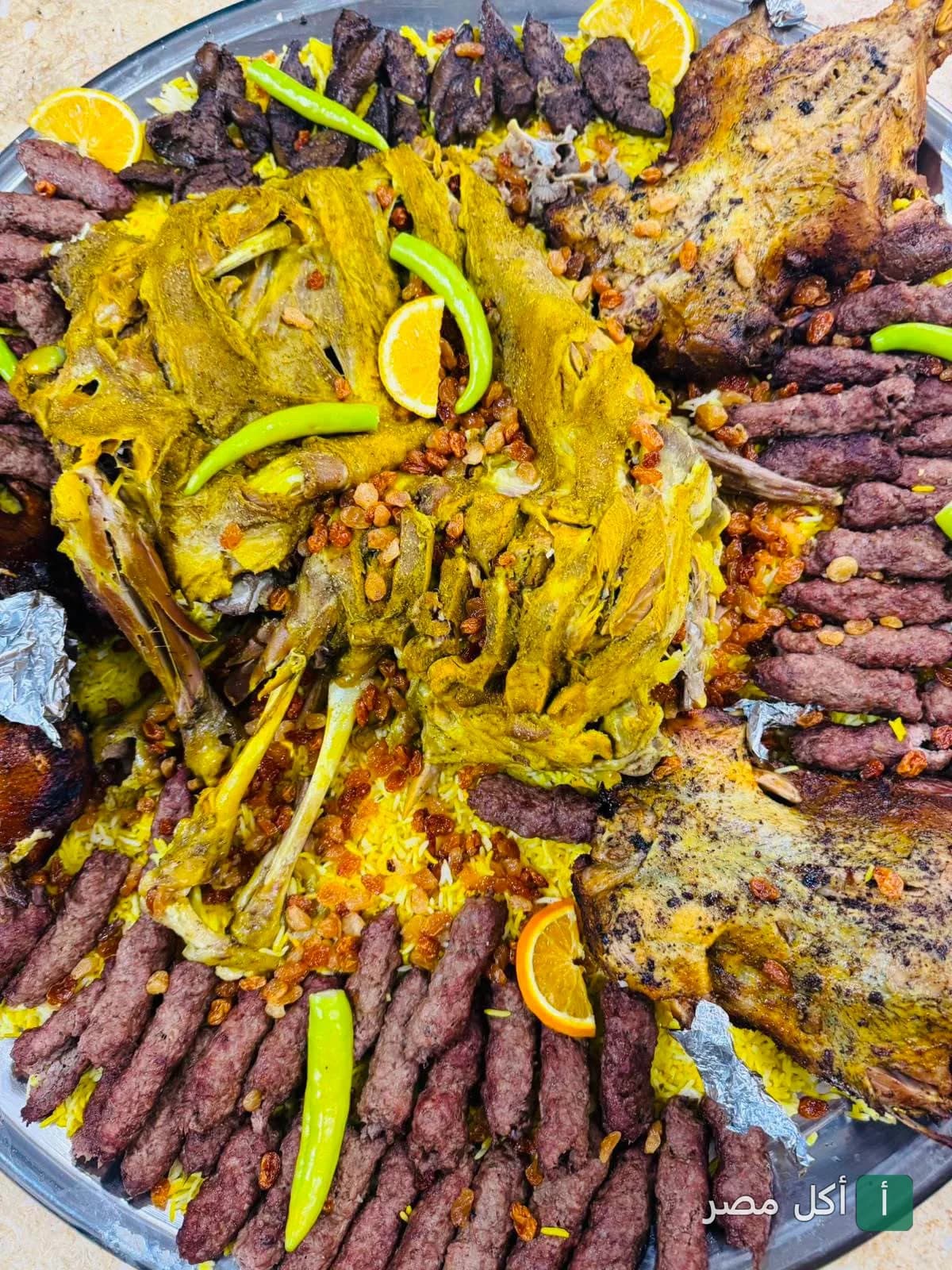 صينية عزومة كبيرة من مطعم حضرموت اطفيح تحتوي على أرز ومشاوي ولحم ضأن