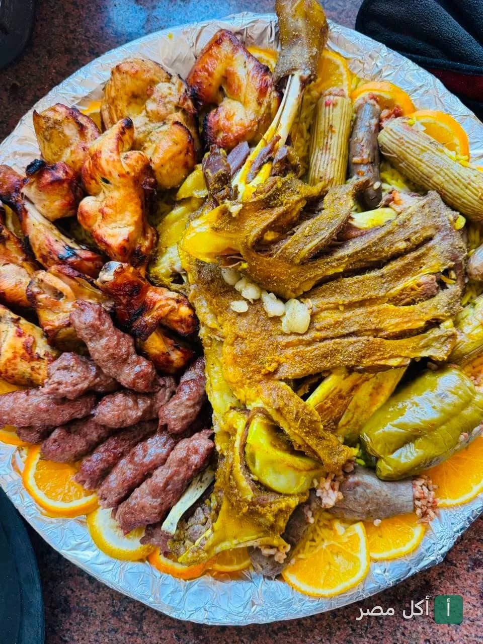صينية مشويات مشكلة من مطعم حضرموت اطفيح تضم لحم ضاني، كفتة، دجاج مشوي ومحاشي.