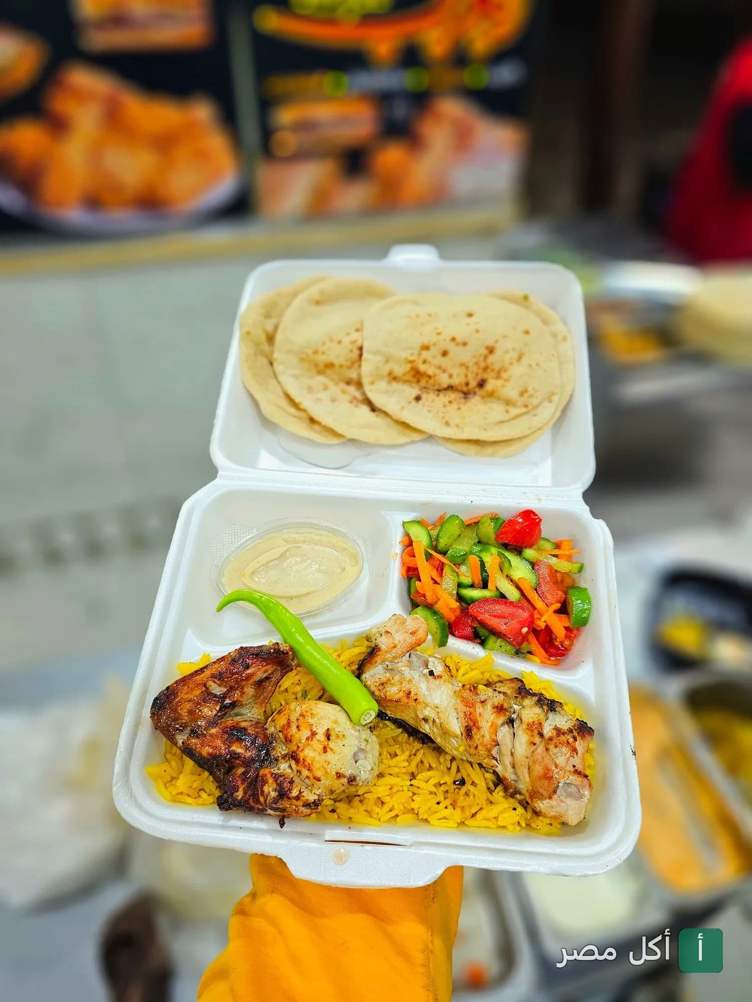 وجبة دجاج مشوي مع أرز أصفر وسلطة وطحينة وخبز في مطعم عرب بني صالح بأطفيح