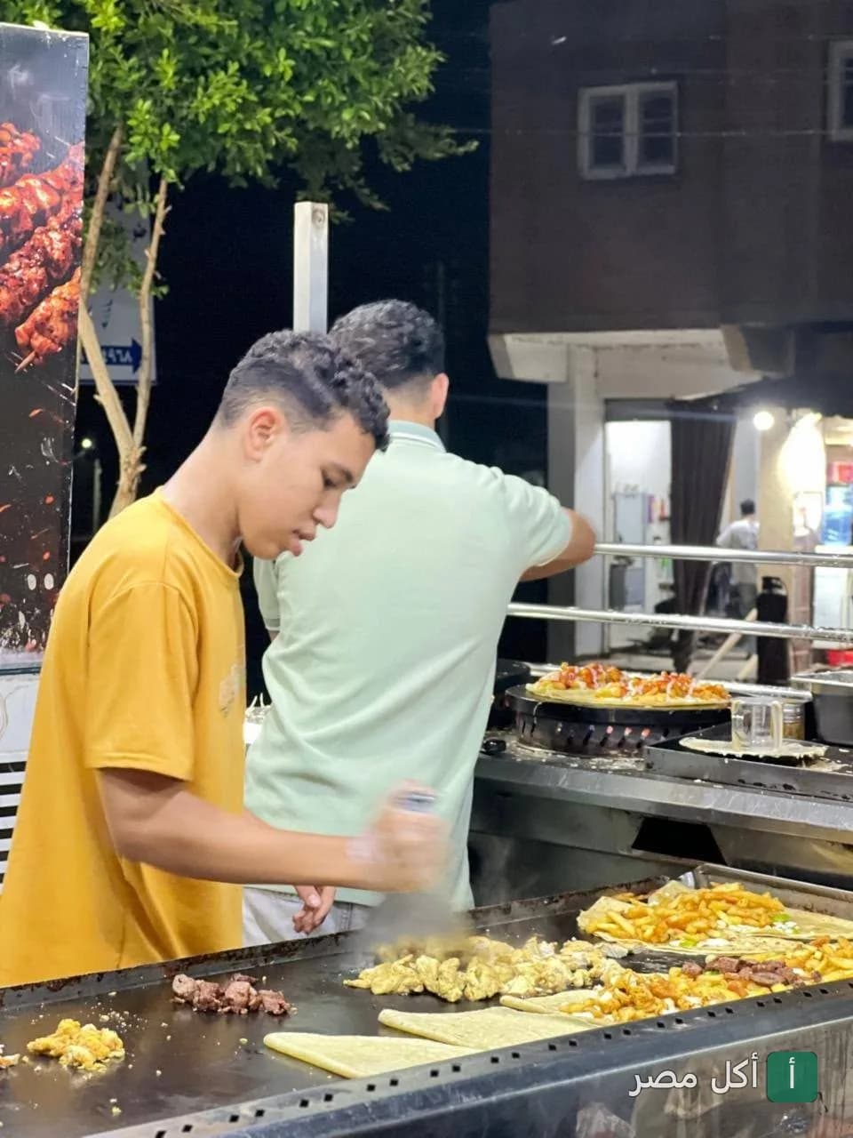 شيف مطعم تتوح في أطفيح يحضر الساندوتشات على الجريل