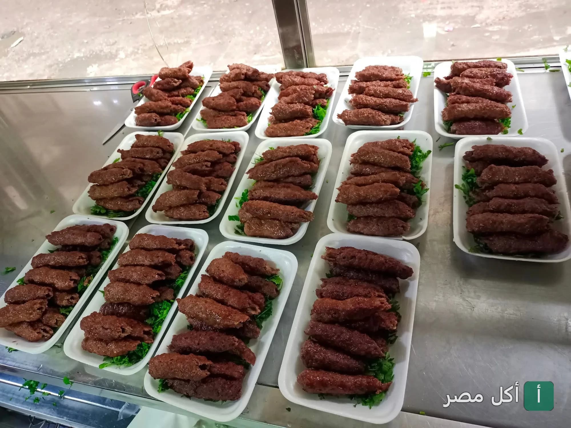 أطباق كفتة مشوية جاهزة للتقديم في مطعم عبدين بأطفيح.