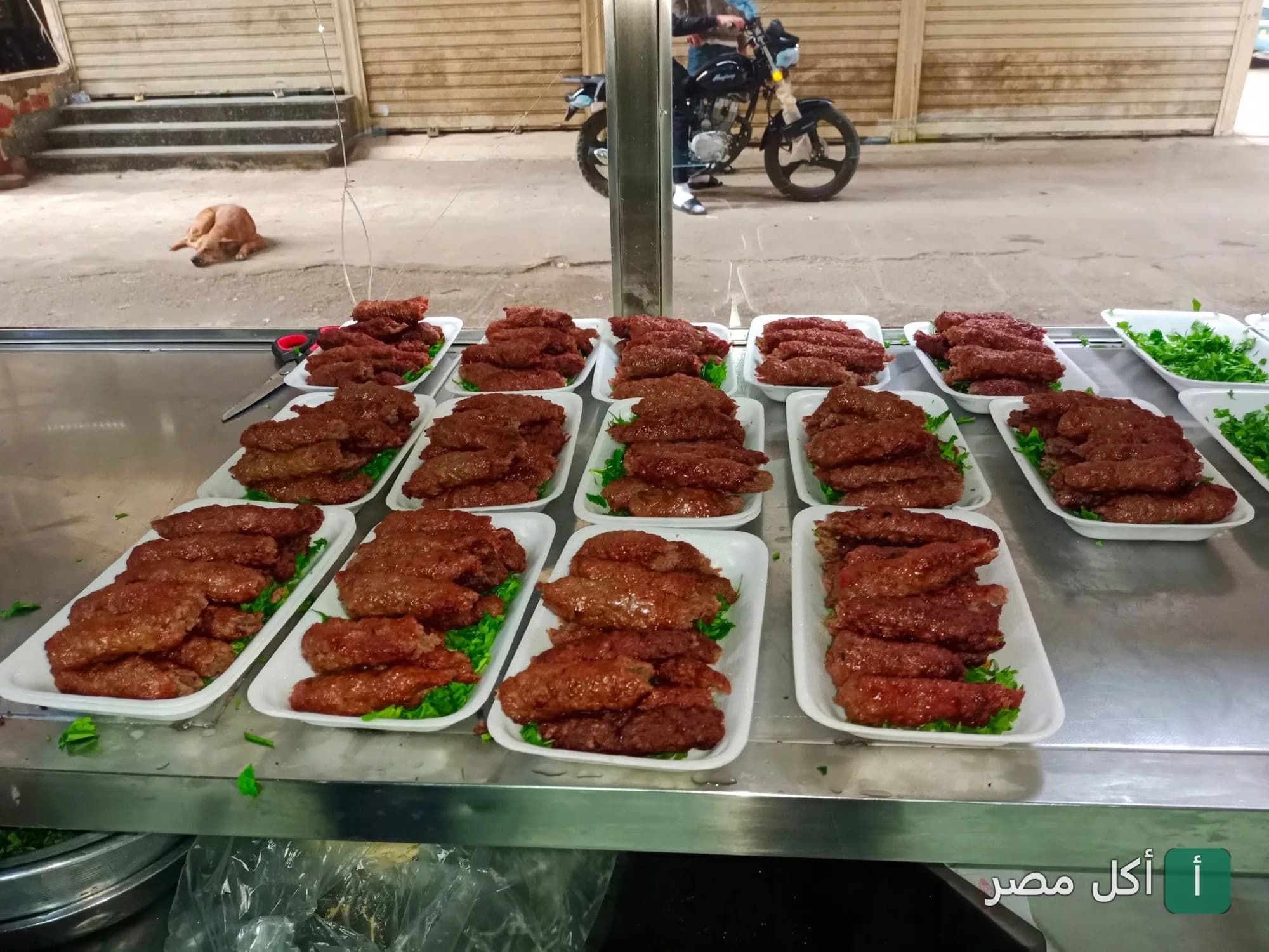أطباق كفتة مشوية جاهزة للتقديم في مطعم عبدين بأطفيح