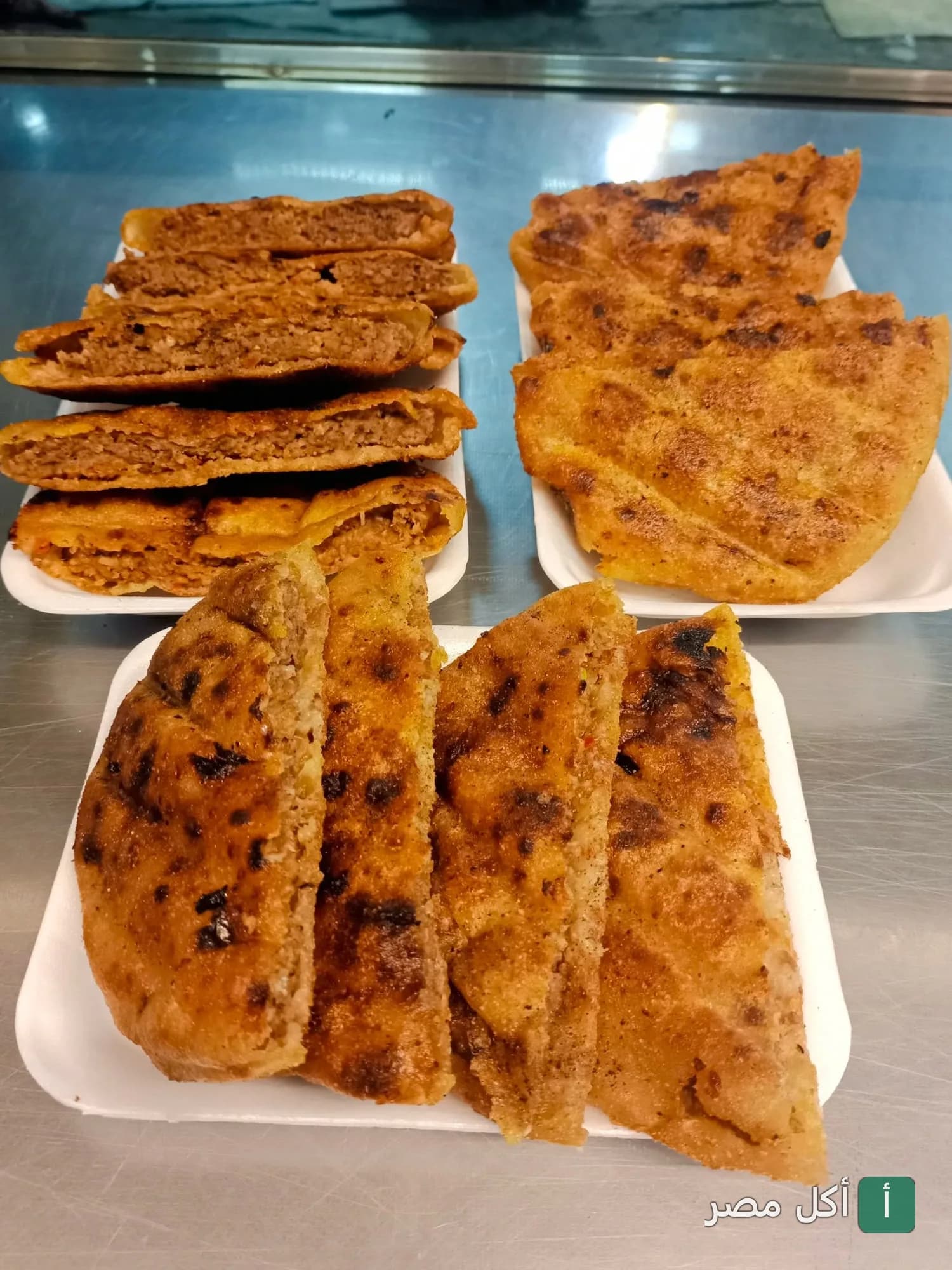 أطباق حواوشي مصري محمر في مطعم عبدين بأطفيح